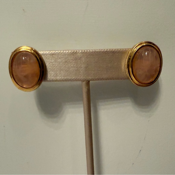 VINTAGE EARRINGS GOLD TONE PALE PINK SCARAB LOOK GLASS CABOCHON OVAL PIERCED - Picture 2 of 8